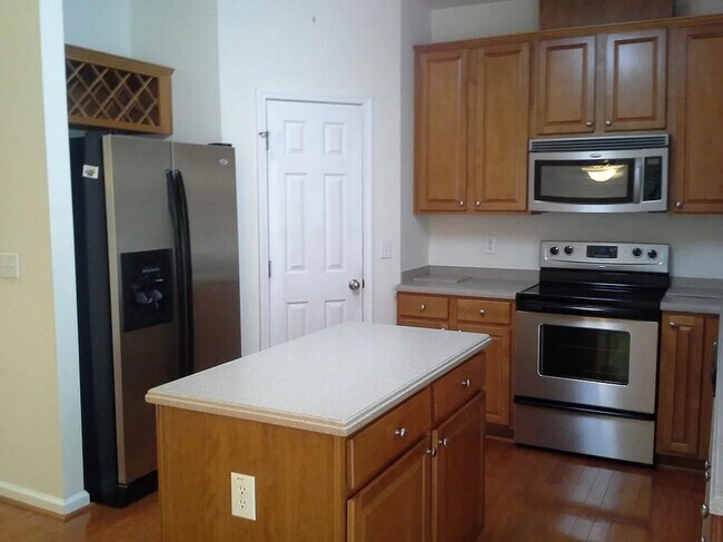 Foto del edificio - Room in Townhome on Hampshire Downs Dr