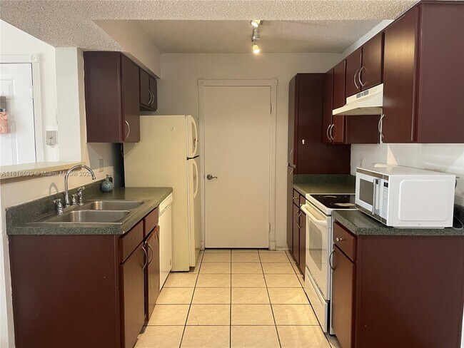 Building Photo - 10370 SW 150th Ct