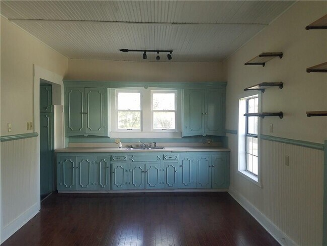 Building Photo - 508 S Seguin St