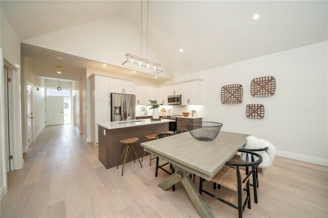 Photo du bâtiment - Live in Beautiful Port Stanley -4 Bedroom TownHome *Garage * Available April 2026