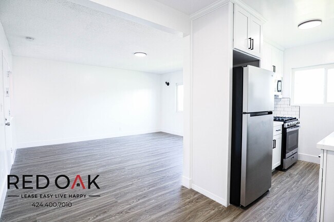 Foto del edificio - Super Spacious One Bedroom Walk-Up with Op...