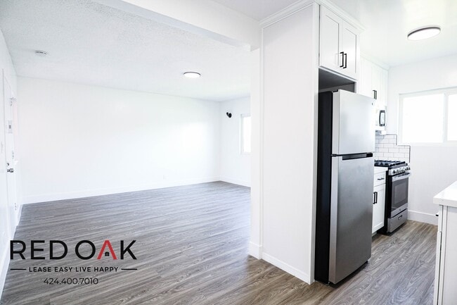 Building Photo - Super Spacious One Bedroom Walk-Up with Op...