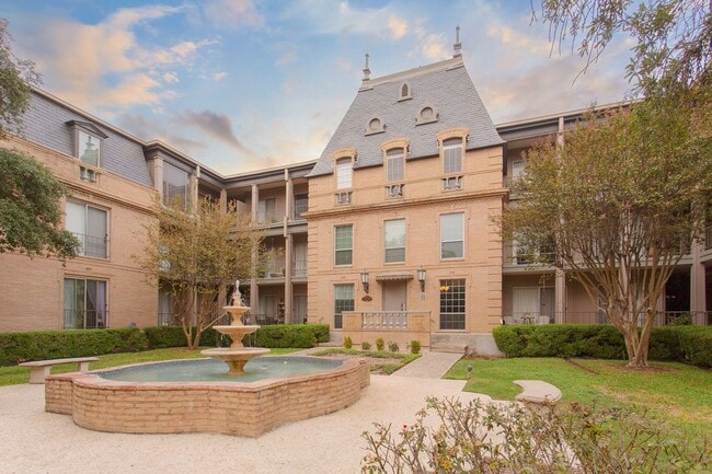 Building Photo - Beautiful Townhome in Alamo Heights!!