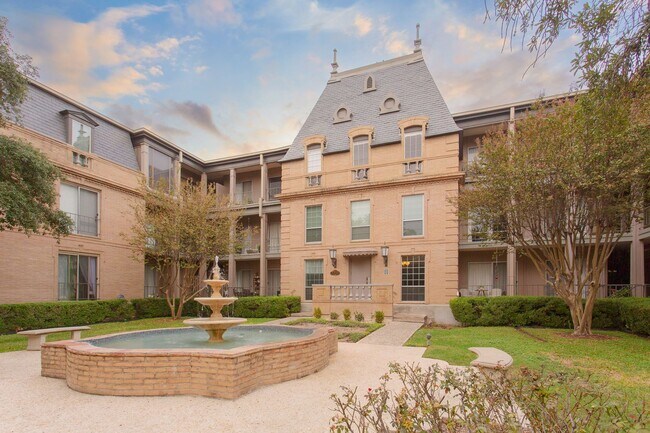 Foto del edificio - Beautiful Townhome in Alamo Heights!!