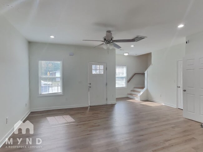 Building Photo - 805 Da Vinci St