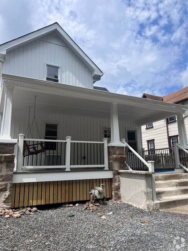Building Photo - 206 S Chestnut St