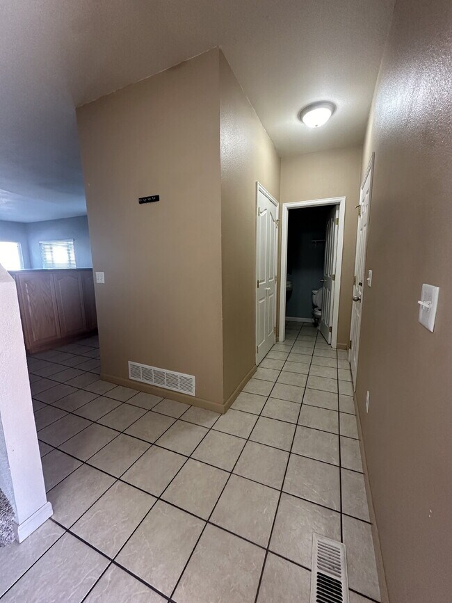 Foto del edificio - Charming Townhouse for Rent in Cheyenne, WY