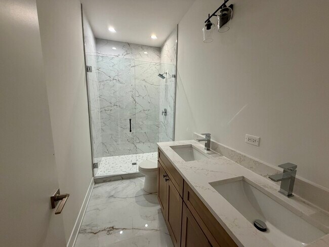 Foto del edificio - 2114 W Augusta Blvd