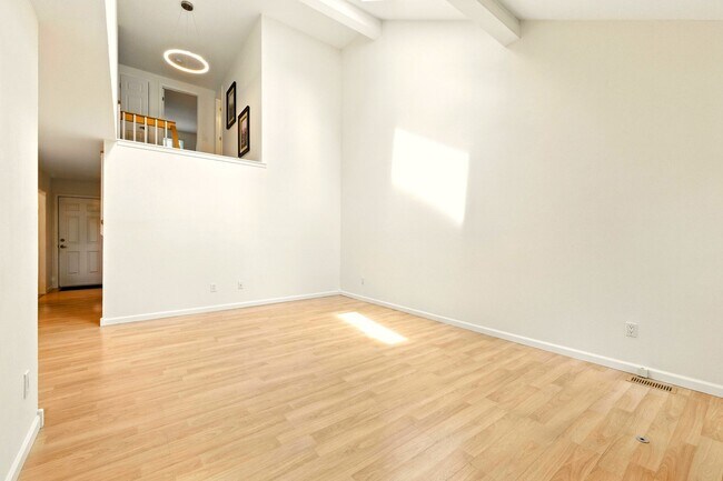 Foto del edificio - Gorgeous 3 Bed 2.5 Bath Townhome in Little...