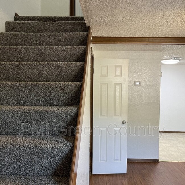 Building Photo - 404 E Redwood St