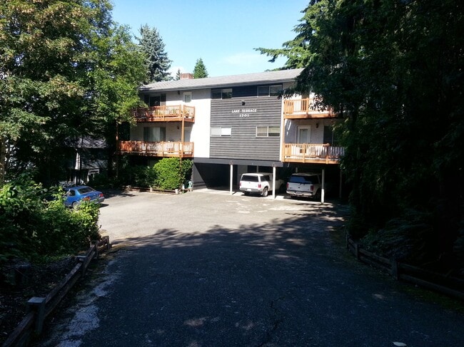 Building Photo - 1701 Lakeway Dr