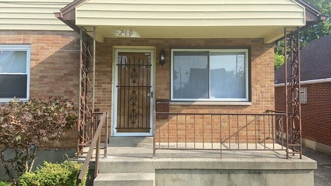 Building Photo - 219 E. Beechwood Ave.