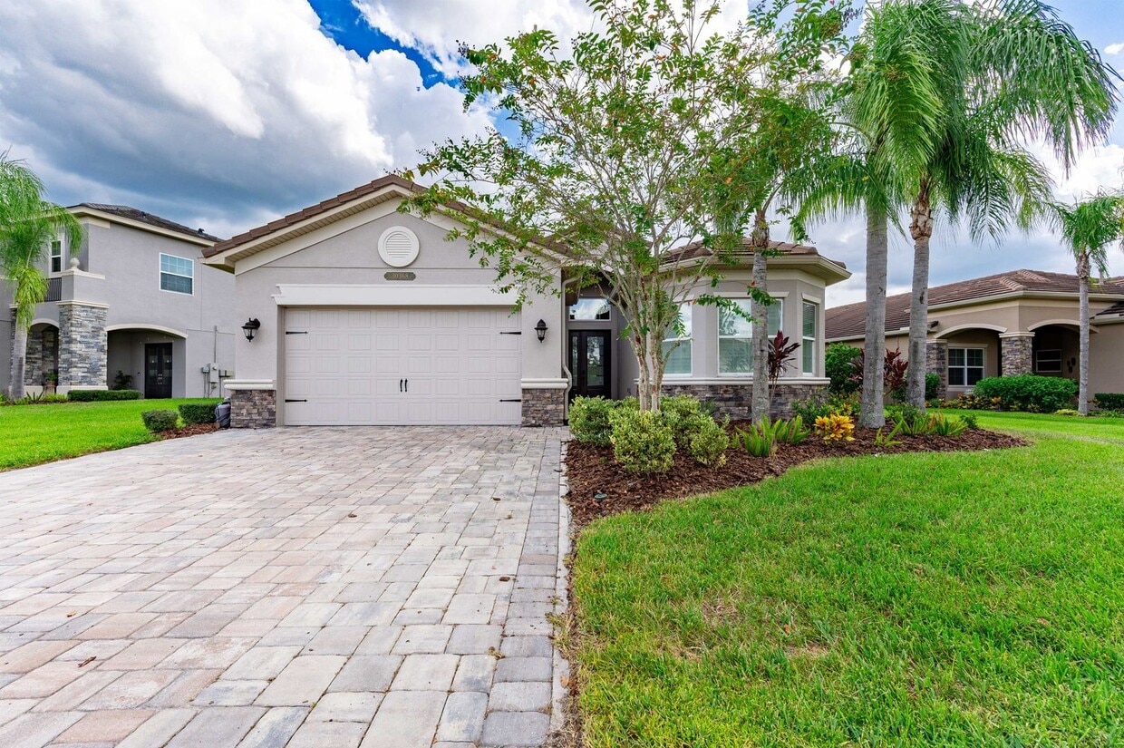 Primary Photo - STUNNING 4/3 with Pool and Putting Green i...
