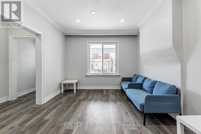 Building Photo - 1113 Dufferin St