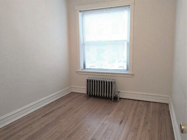Building Photo - 709 W Cornelia Ave