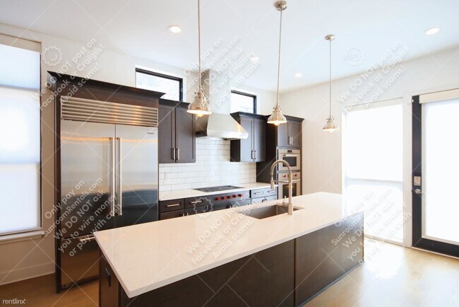 Foto del edificio - 3 br, 4.5 bath Condo - 283 Auden Ave