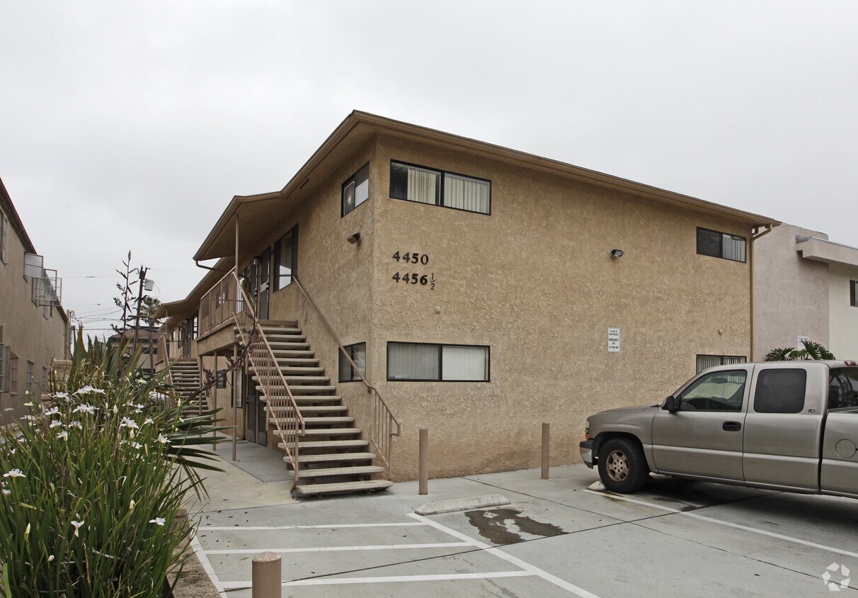 Primary Photo - 4450-4456 Georgia St
