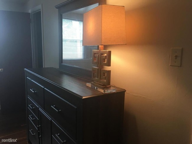 Foto del edificio - 1500 W Champlost Ave