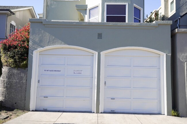 Building Photo - 1925 Charming Oakland Duplex!