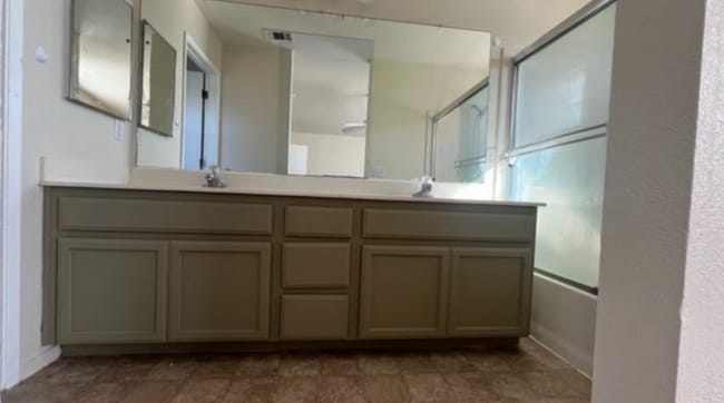 Building Photo - 1465 Venice Cir