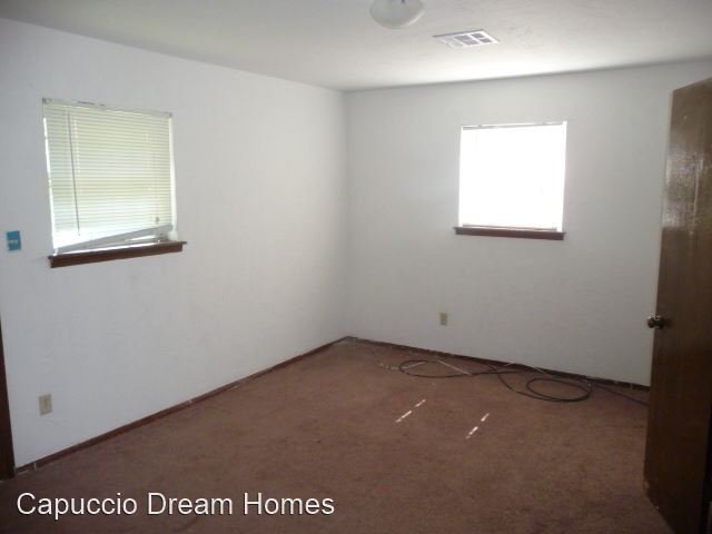 Building Photo - 2 br, 1.5 bath House - 4810 NW Motif Manor...