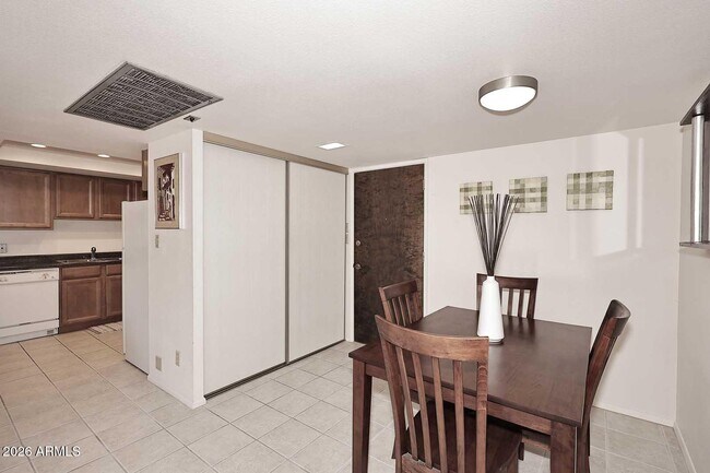 Foto del edificio - 7910 E Camelback Rd