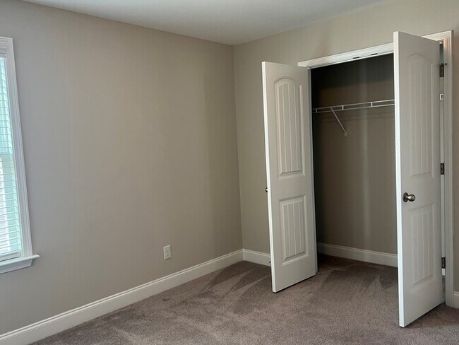 Building Photo - Available NOW - Stunning 4 Bedroom 2.5 Bat...