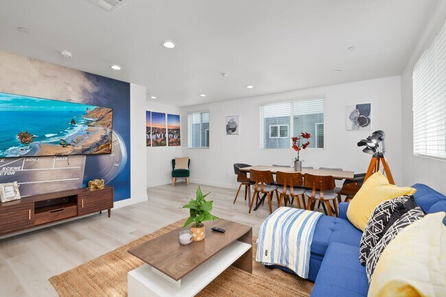 Foto del edificio - 4-Unit Townhome Community | Luxury Living Near DTLA