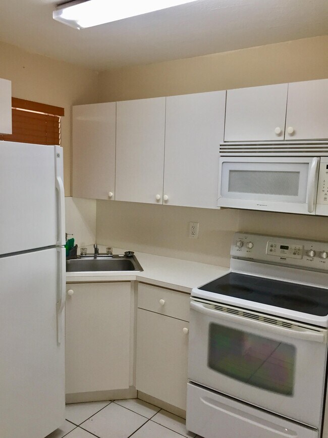 Building Photo - 2620 W 76th St