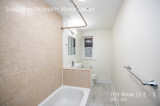Photo du bâtiment - **Newly Renovated 2 Bedroom + Den Main Floor Unit**
