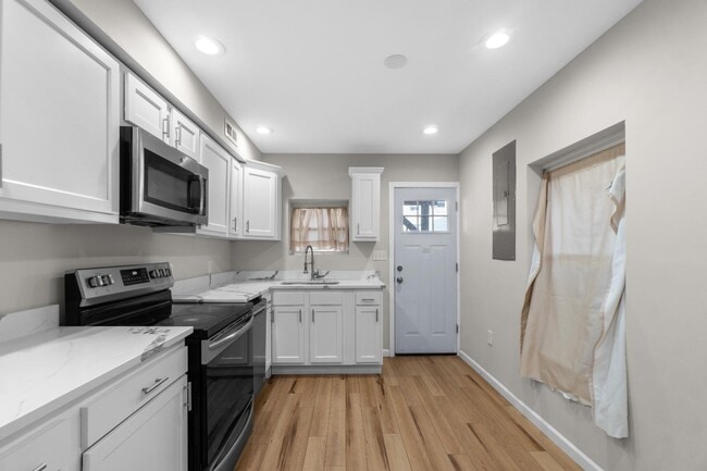 Building Photo - 208 S Durham St