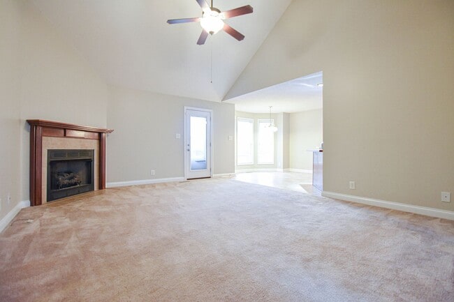 Building Photo - Pet Friendly Three Bedroom!