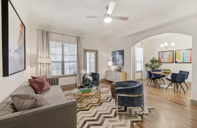 Foto del edificio - 5313 Reiger Ave