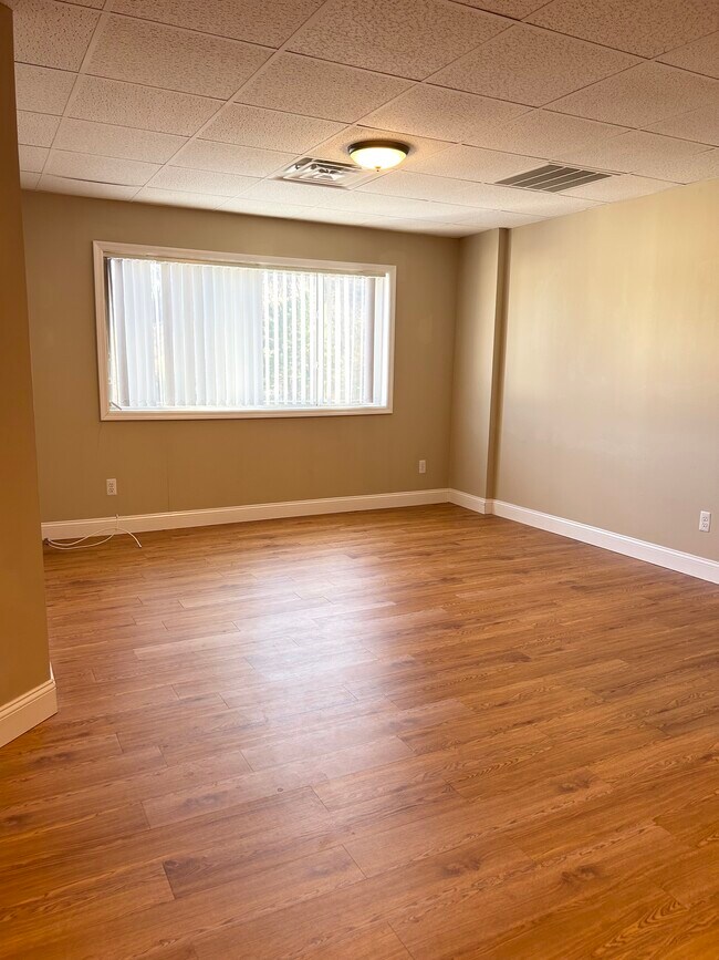 Living Room - 36 Riverside Sq