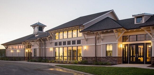 Building Photo - Beautiful Furnished Home Close to Bethany ...