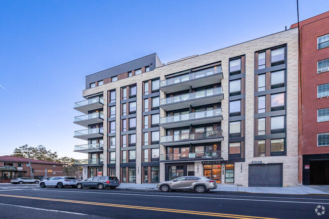 Building Photo - PARLUXE