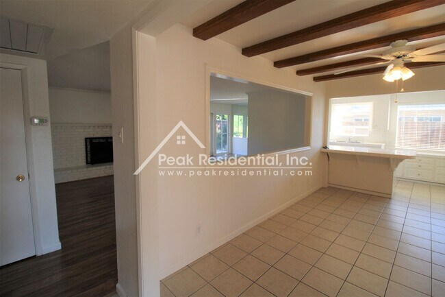 Foto del edificio - Charming 3bd/2ba Foothill Farms Home With 2 Car Garage!