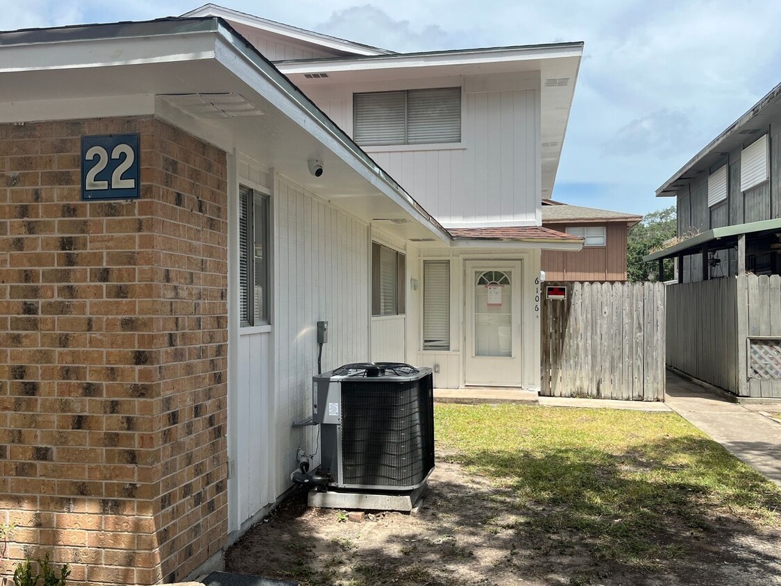 Foto principal - Two Story South Side Townhome