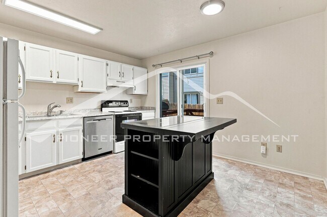 Building Photo - Spacious Townhouse with Central AC and Washer/Dryer