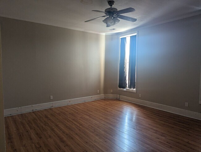 Foto del edificio - Huge 2+ Bedroom/ 2 Bath Upstairs Apartment