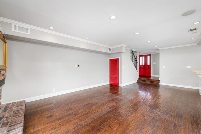 Foto del edificio - Upgraded 3 bed 2.5 bath Townhome in Newpor...