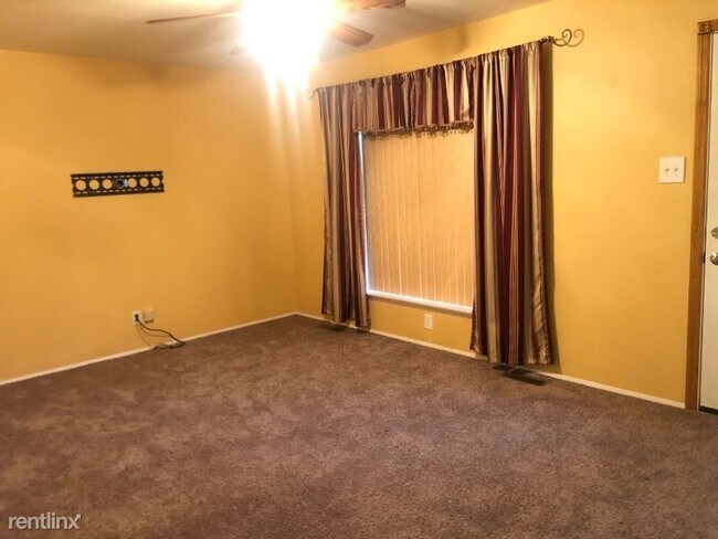 Building Photo - 3 br, 1.5 bath House - 1783 Roth Hill Dr