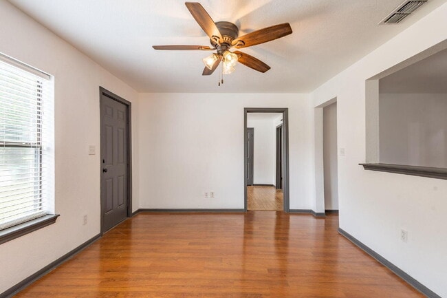 Building Photo - Charming 3 bedroom 2 bath!