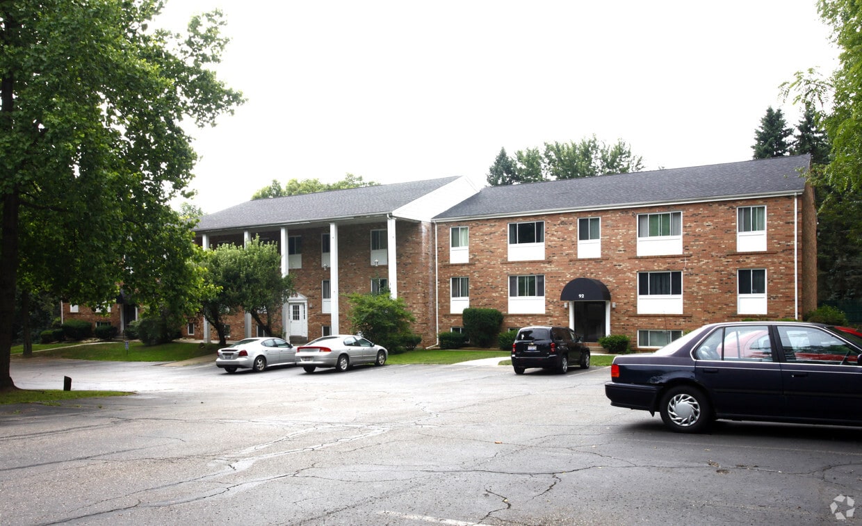 Primary Photo - 100 Everhard Apartments