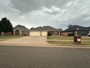 Building Photo - 2504 Thomas Dr