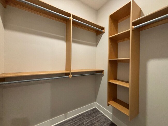 Foto del edificio - Spacious 3BR Home with Granite Kitchen & Covered Patio Near 53rd & Meridian