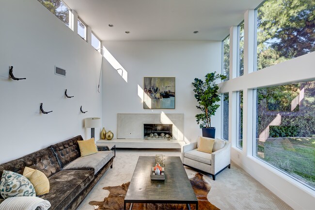 Building Photo - 2501 Banyan Dr