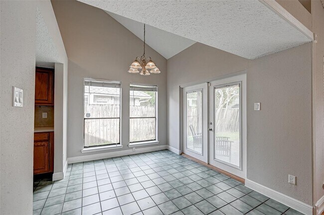 Building Photo - 1127 St John Dr