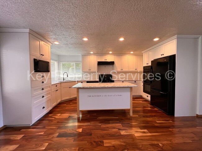 Foto del edificio - MOVE IN SPECIAL! HALF OFF FIRST FULL MONTH...