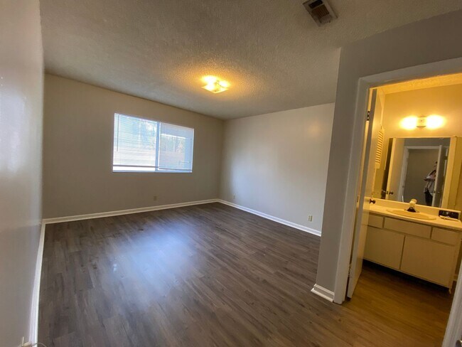 Foto del edificio - AVAILABLE NOW! (Pet Friendly)